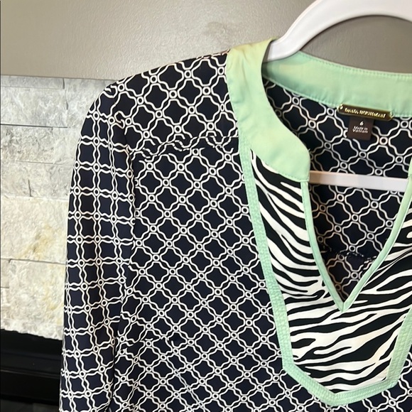 Dana Buchman Dark Navy and White V Neckline Long Sleeve Tunic Blouse size 6 - Picture 3 of 9